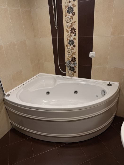 Ъглова Хидромасажна Вана (Джакузи)