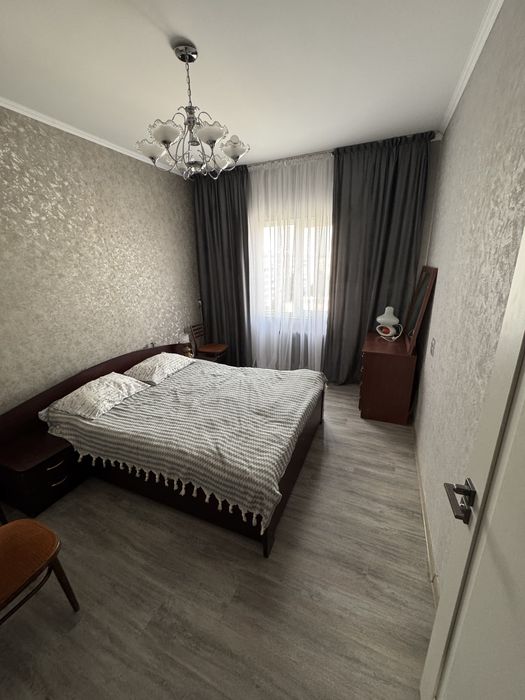 Кровать двуспальная имеет две прикроватные тумбочки