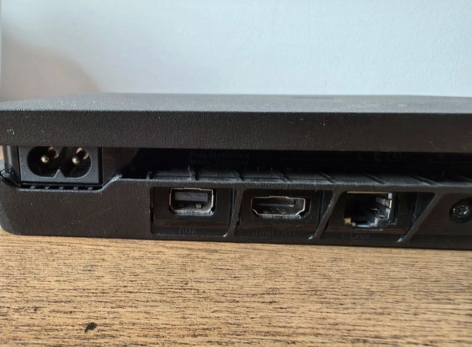 Play Station 4 Slim, 1TB, cu jocuri , 2 controlere originale