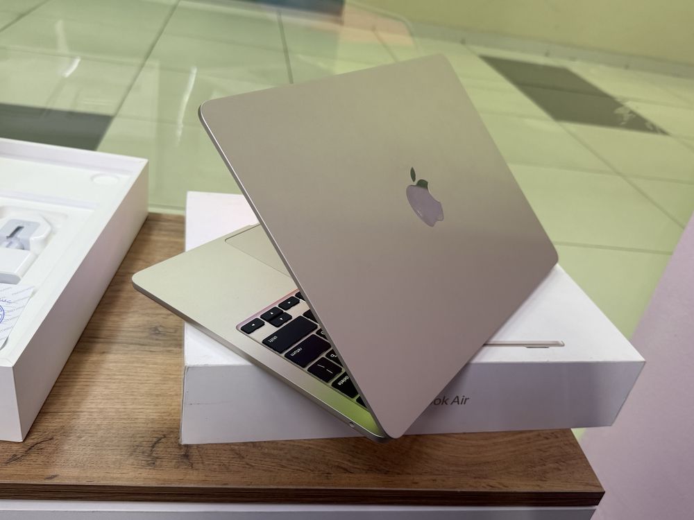 Apple MacBook Air 13.6 M3 2024 EAC Starlight/Макбук Аир М3 8/256 идеал