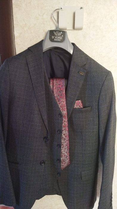 Продам костюм 46 размера