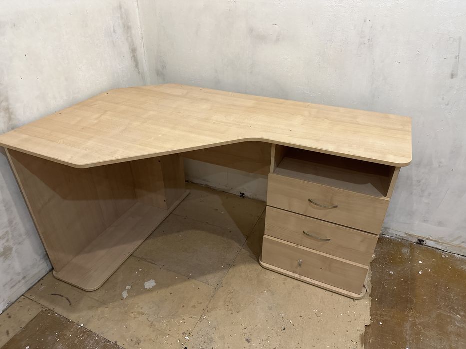 Продам уомпьютерный стол за 5000тг+ самовывоз.