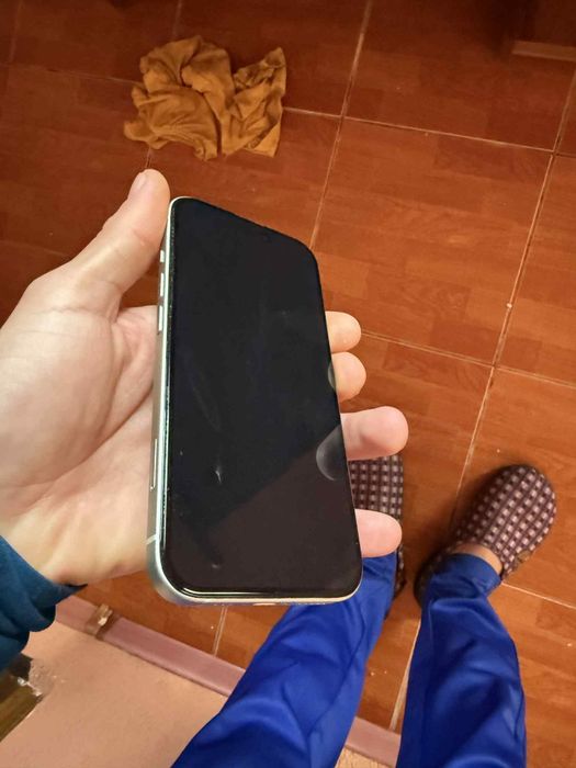 Iphon 15 nu stiu ce problema are se aprinde 3 4 min si se stringe