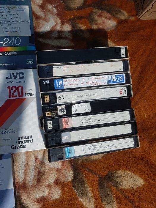 Vând casete video filme vechi traduse vocal în stare bună