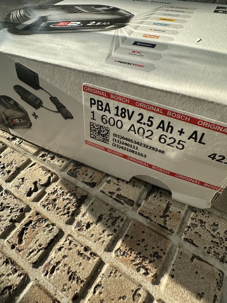 Acumulator si statie incarcare Bosch 18 V 2.5 Ah