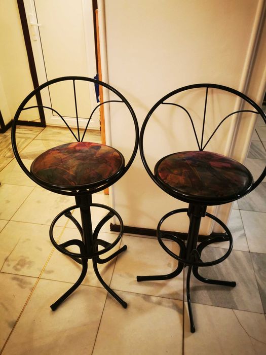 2 броя столове за бар