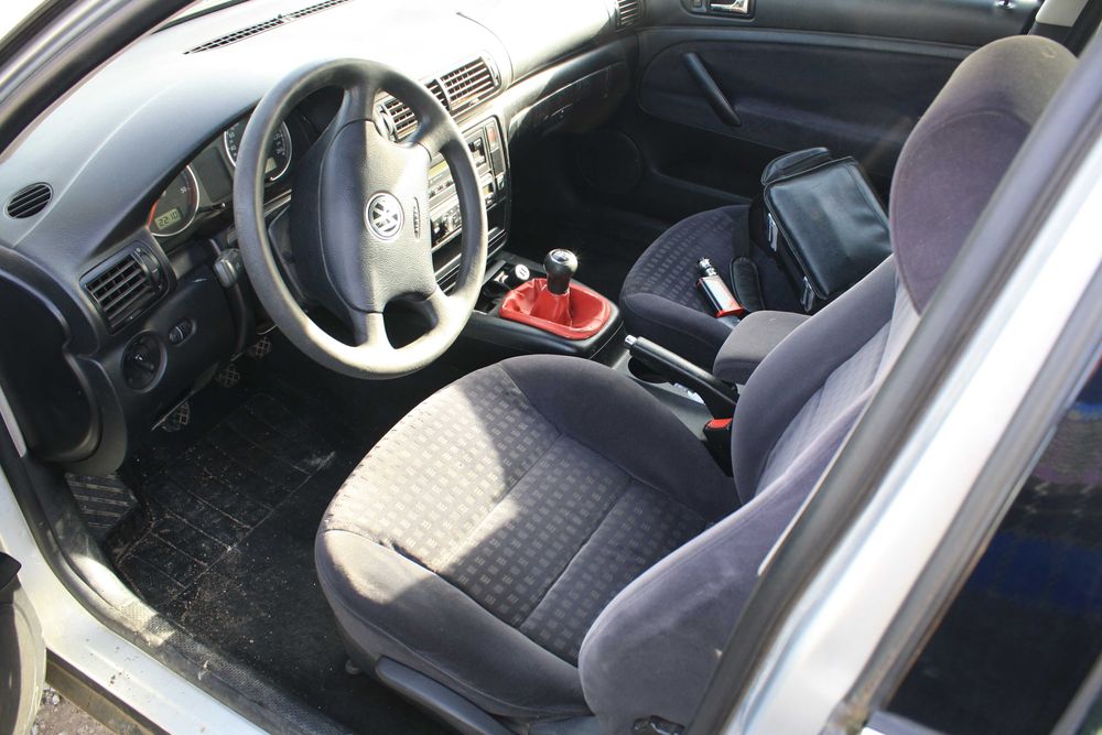 Vand WVPassat 2001, bine întretinut şi remorcă.