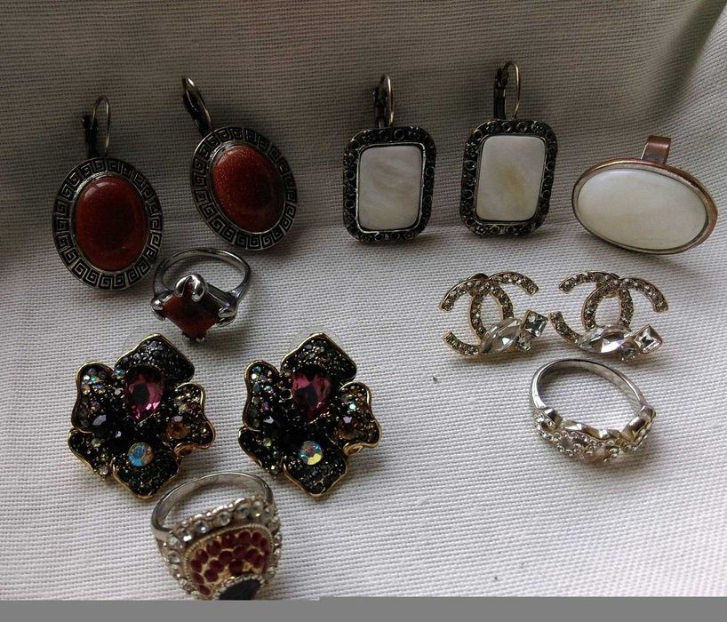 Бижута с камъни пръстени и обеци