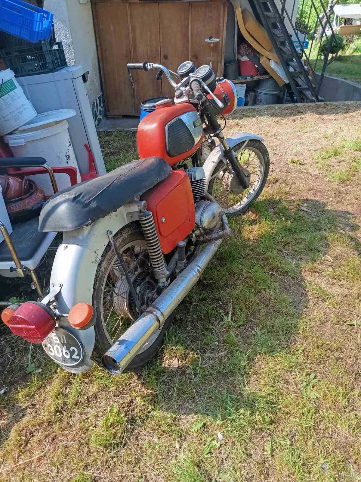 Продава MZ без документи!