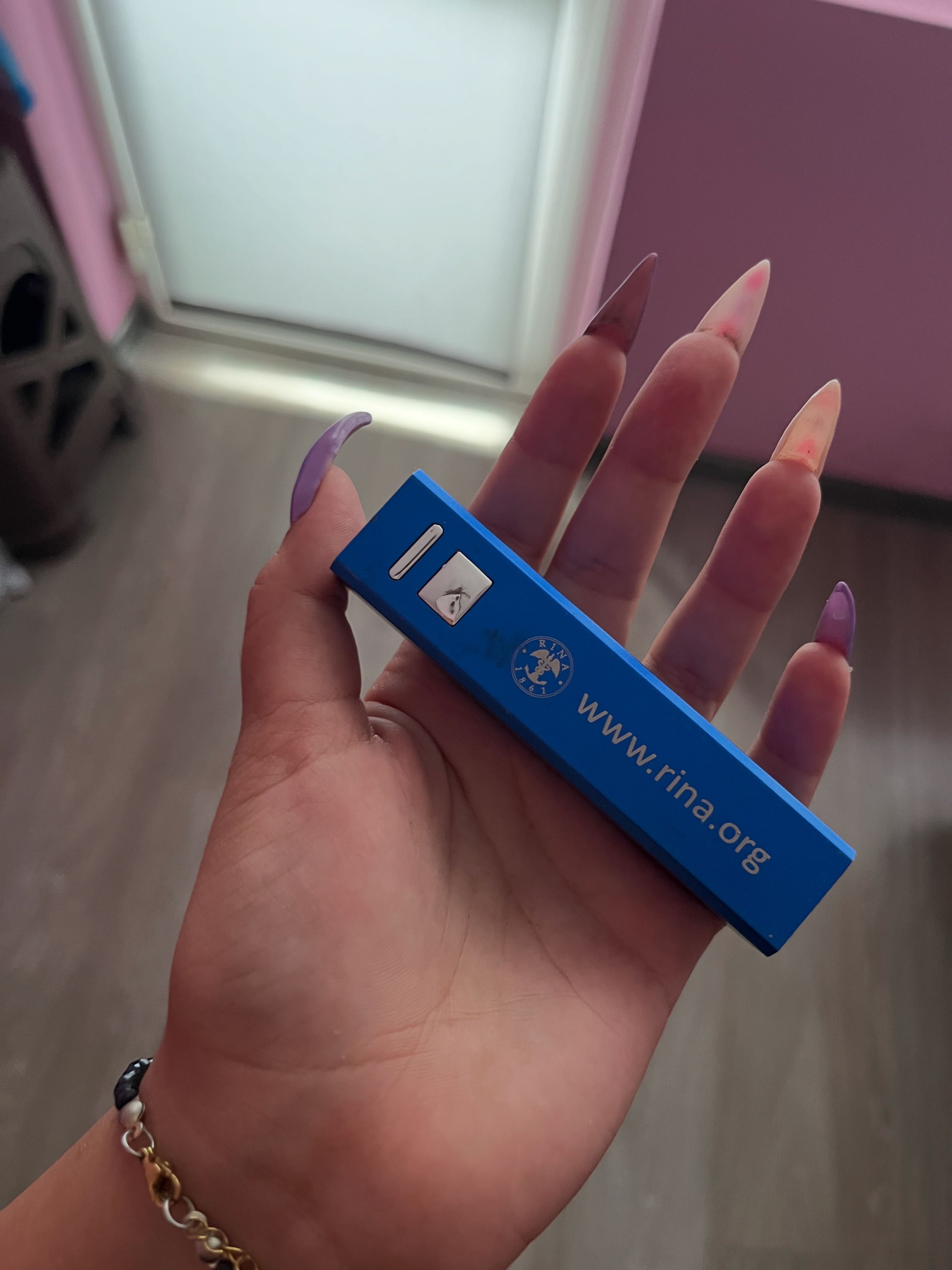 Преносима батерия но няма зарядно