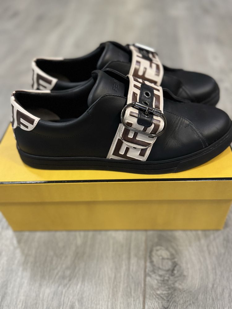 Като нови, кецове на “Fendi”39,5,черен цвят,с плик, сертификат и кутия