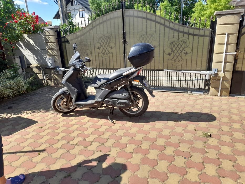 Vând moto-scuter