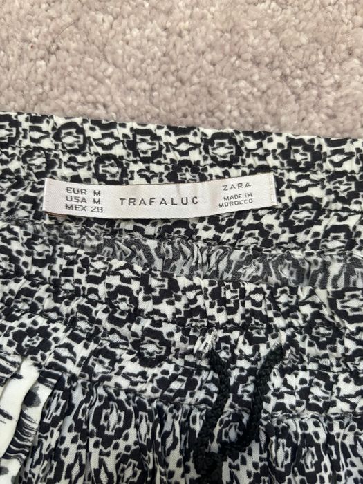 Fusta cu imprimeuri alb negru Zara