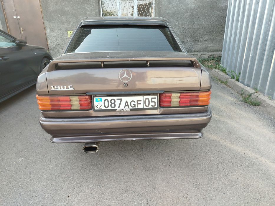 машина Мерседес 190