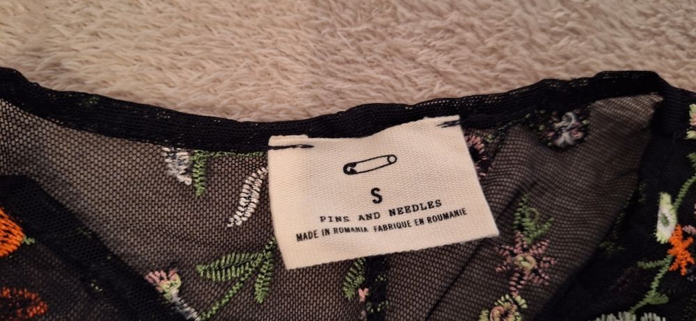 Bluza din plasa cu flori brodate manual