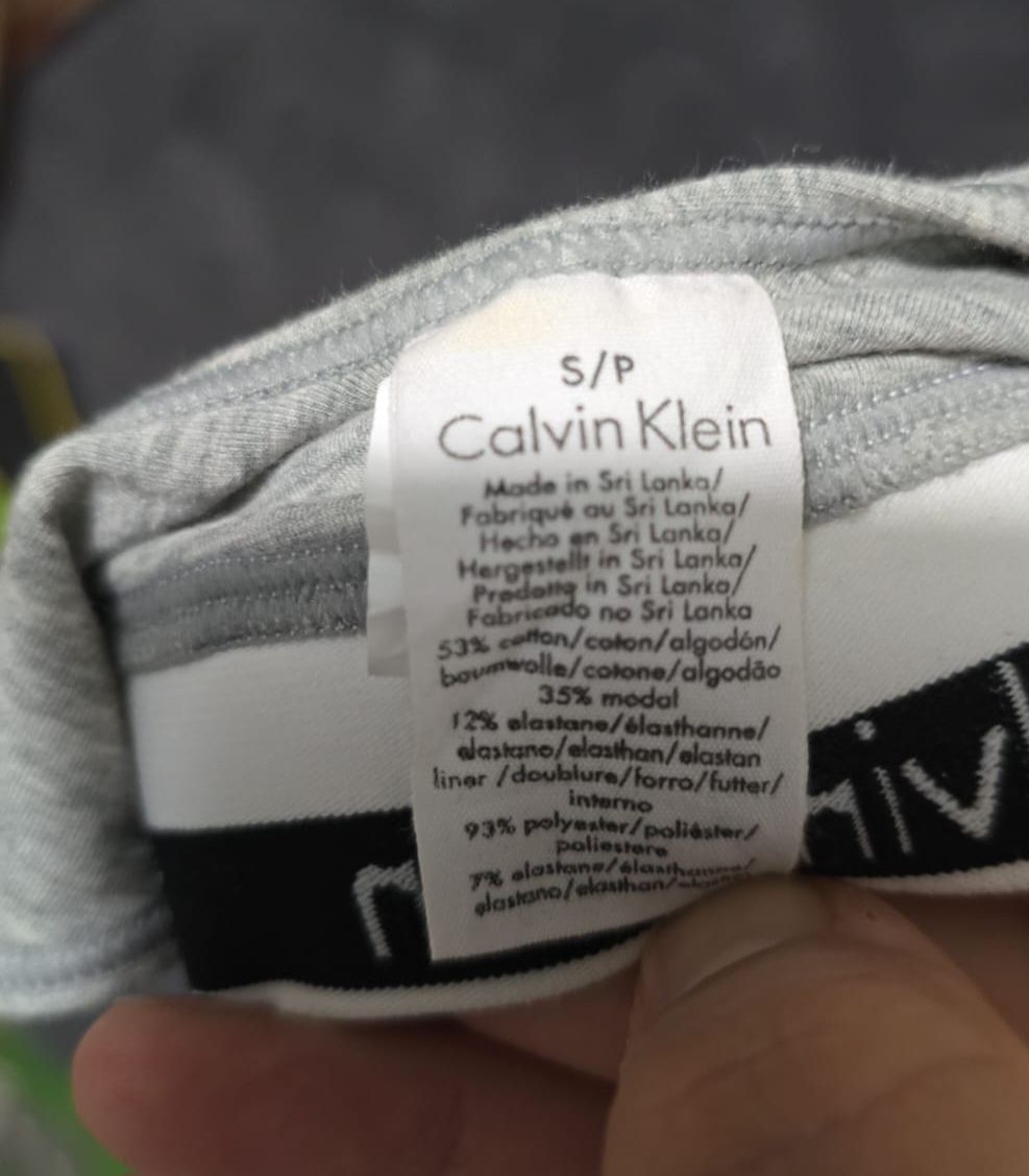 Vând bustiera Calvin Klein