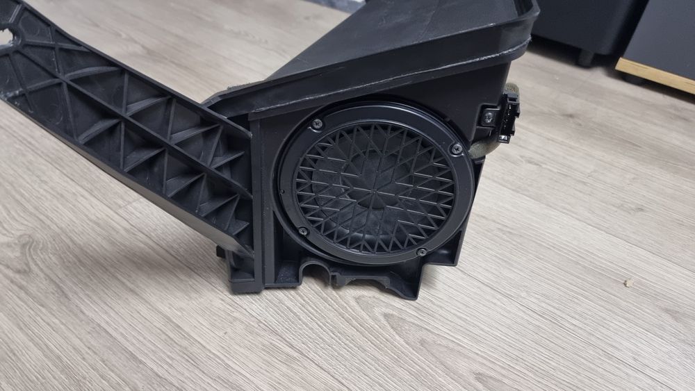 Incinta Subwoofer Canton Skoda Octavia III