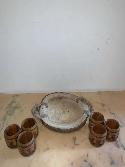 Platou cu sase pahare din lemn sculptat gravat manual