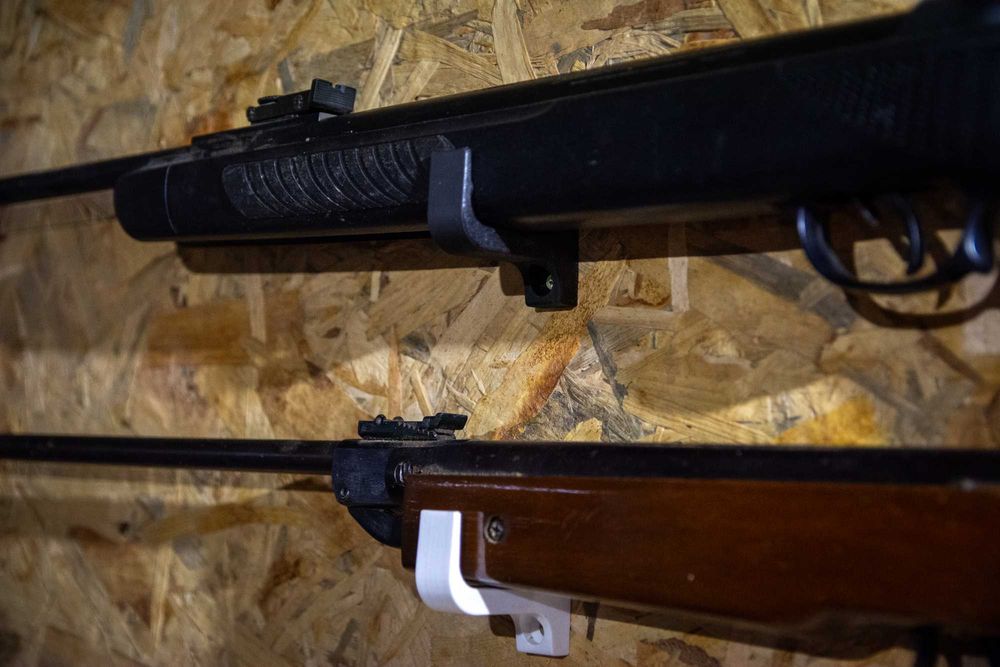 Стойки за пушки за стена