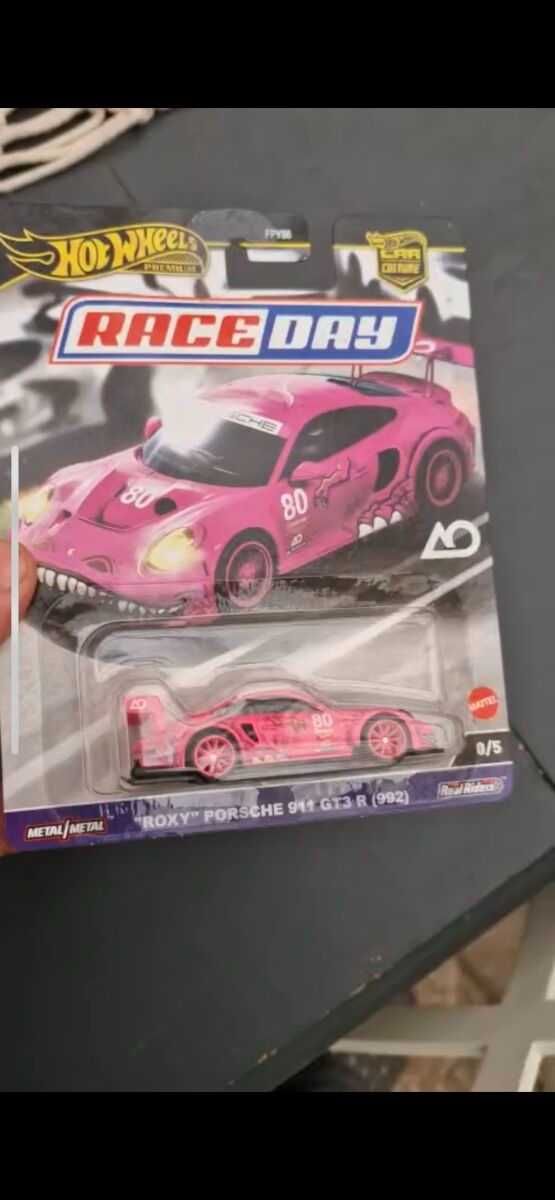 Hot Wheels PREMIUM "ROXY" porsche 911 GT3 r (992)