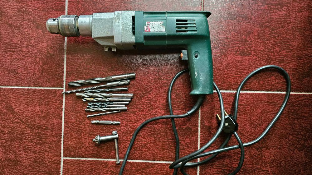 Дрель в хорошем состоянии со сверлами в комплекте