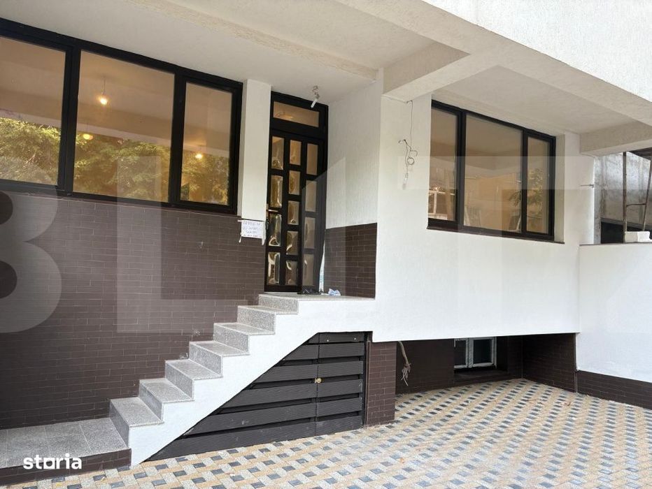 Apartament tip vila, 4 camere, 3 niveluri, curte proprie 40 mp, intrar