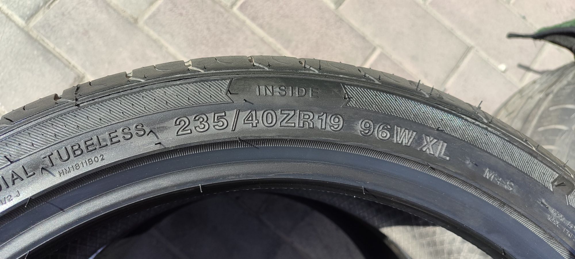 235/40R19 2 шины