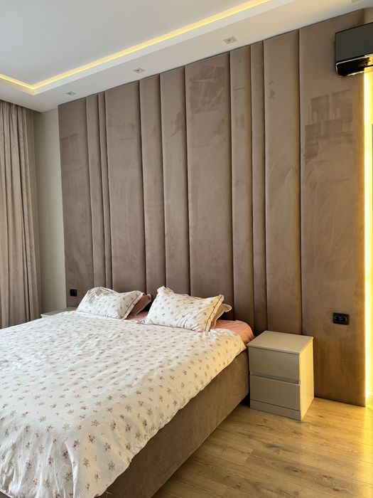 Кровать со стеновой панелью