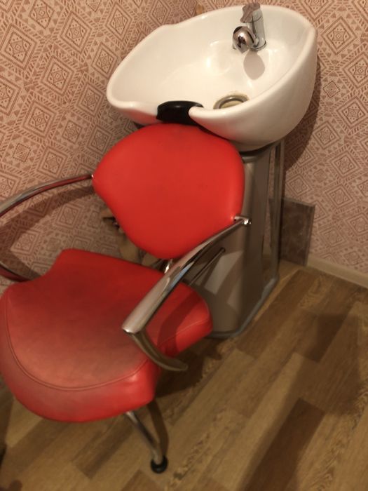 Продаю срочно! Парикмахерское кресло, тележка и мойка
