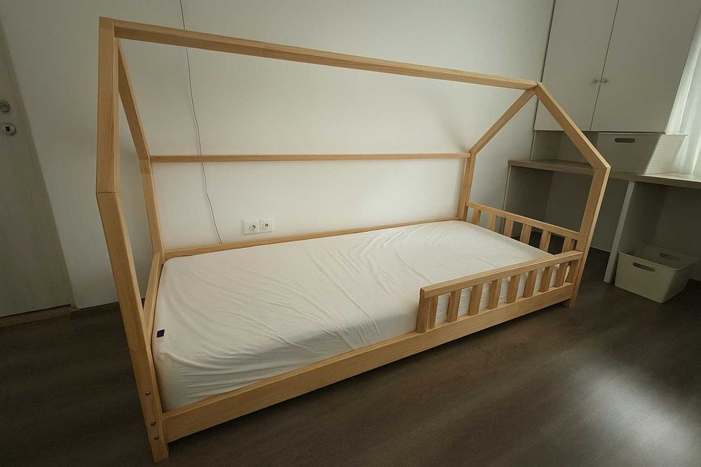 Pat de copii tip căsuță cu barieră de siguranță 190x90 cm