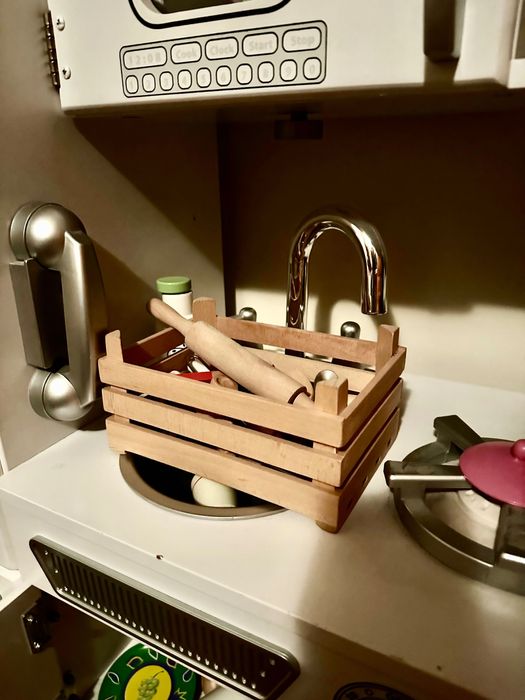 Детска кухня от дърво най-висок клас  с много екстра посуда.