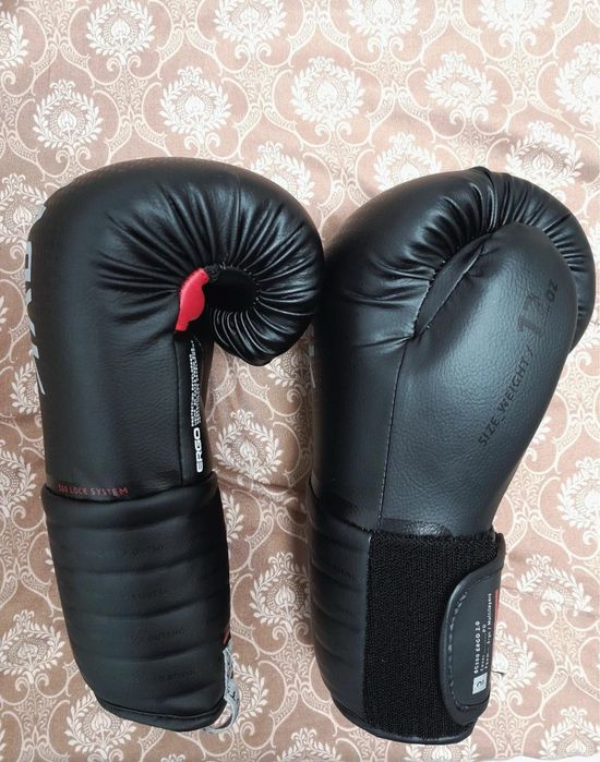 Manusi de kickbox noi, nepurtate