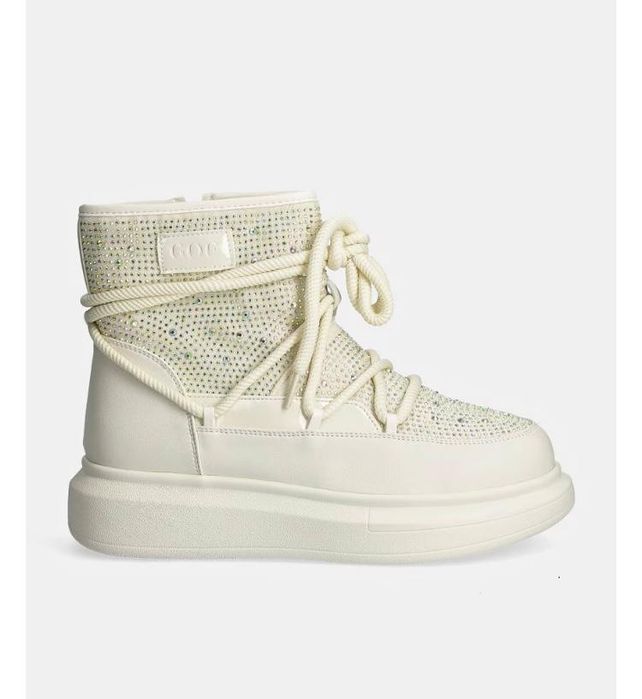 Апрески от колекция GOE.Моделът е направен от естествена кожа и  текст