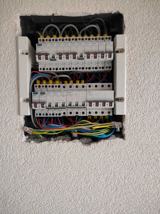 Electrician execut și repar servicii in electrice