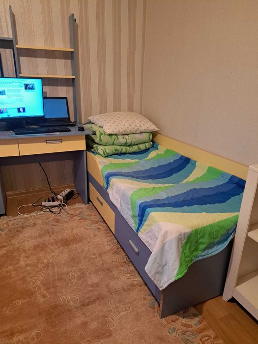 2 paturi 90x200, 2 noptiere, masa birou