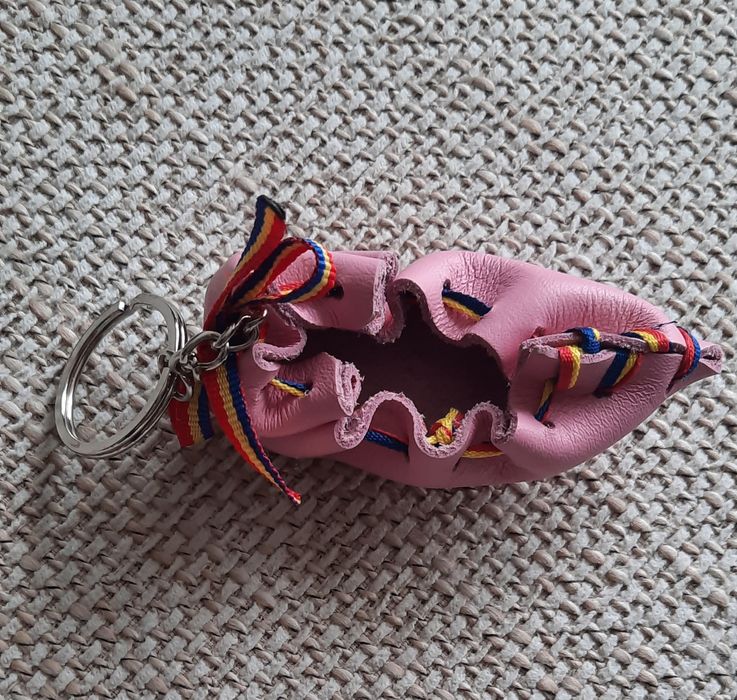 Breloc tip opinca din piele