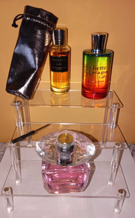 Поставка за парфюми. Пластмаса.