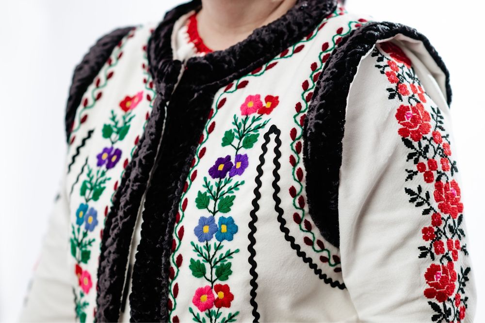Veste cu motive traditionale, cusute manual