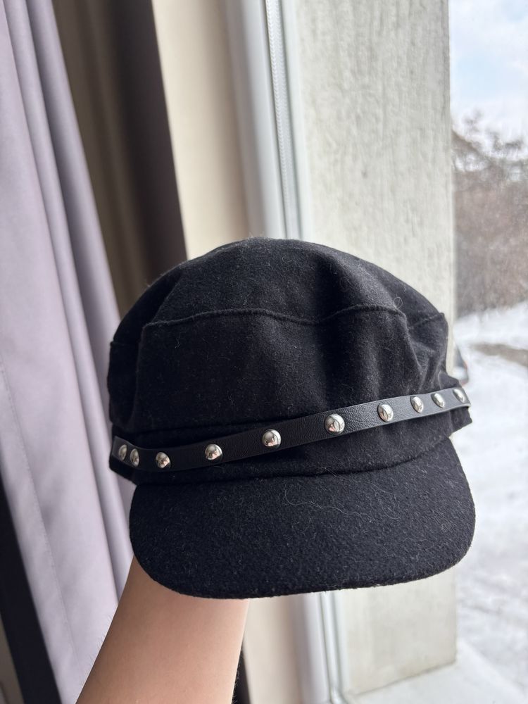 Модерна дамска черна шапка