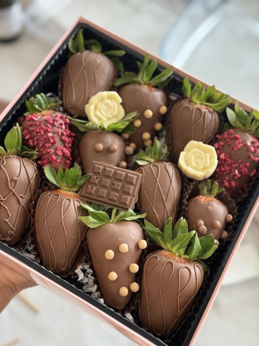 Клубника в шоколаде, гранат и финики