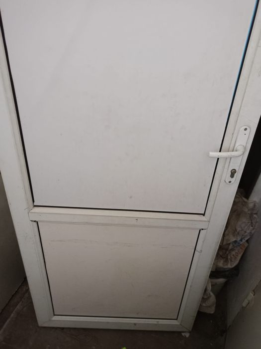 Продам дверь пластиковую