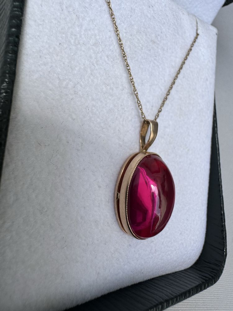 Pandantiv rusesc din aur 14 k si rubin cabochon