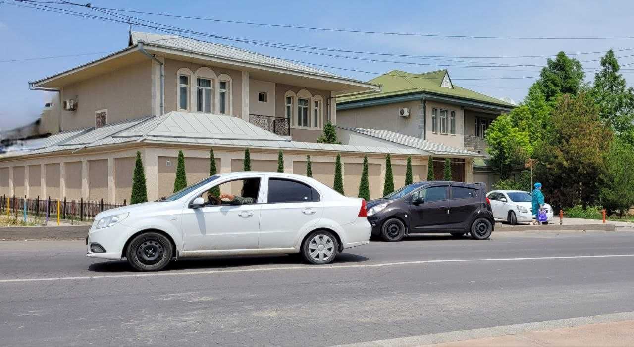 Продам участок 6 соток с домом вдоль дороги