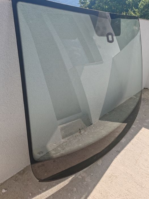 Предно стъкло за WV toyran 2012г.