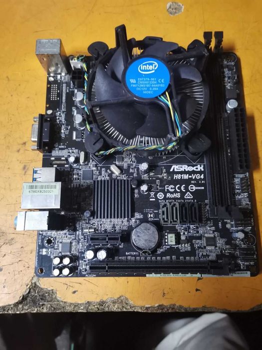 Продавам дъно с процесор Intel I3 с охладител