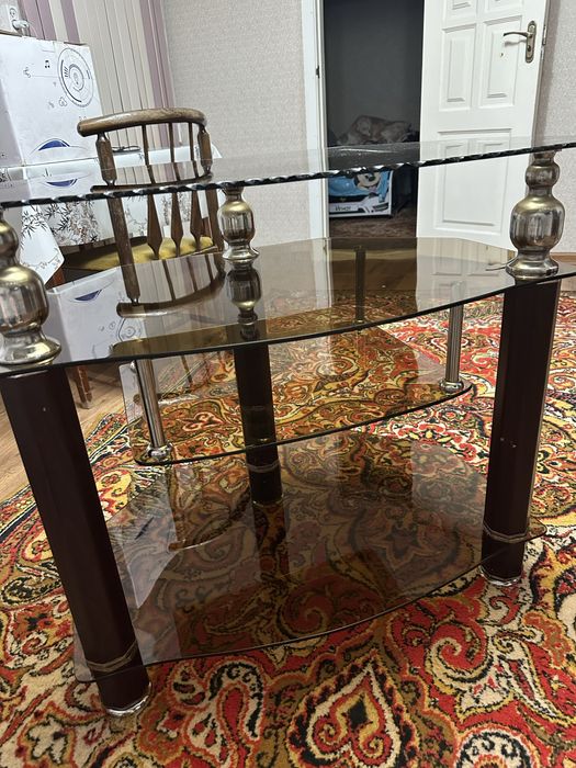 Продам тумбу стекляную под телевизор