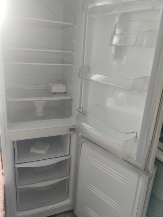 Холодильник сатамын жұмыс істеп тұр