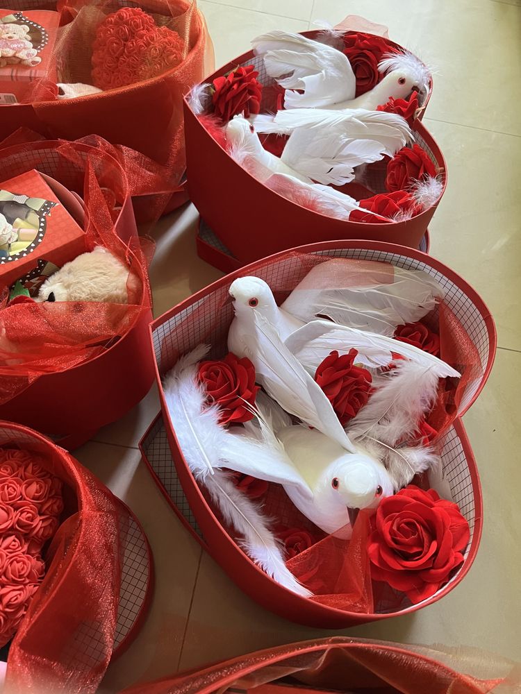 Подаръчни кутии с мече и сърце от вечни рози Стъкленица Свети Валентин