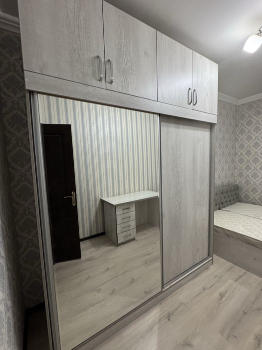 Продается мебель: кровать,шкаф,стол книжный и еще один столик с стулом