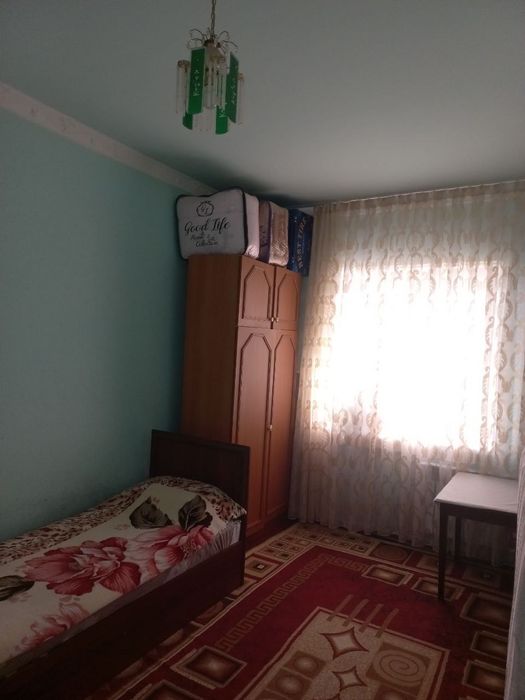 Chirchiq shahar 8 mk da 3 honali uy 3 etaj sotiladi.